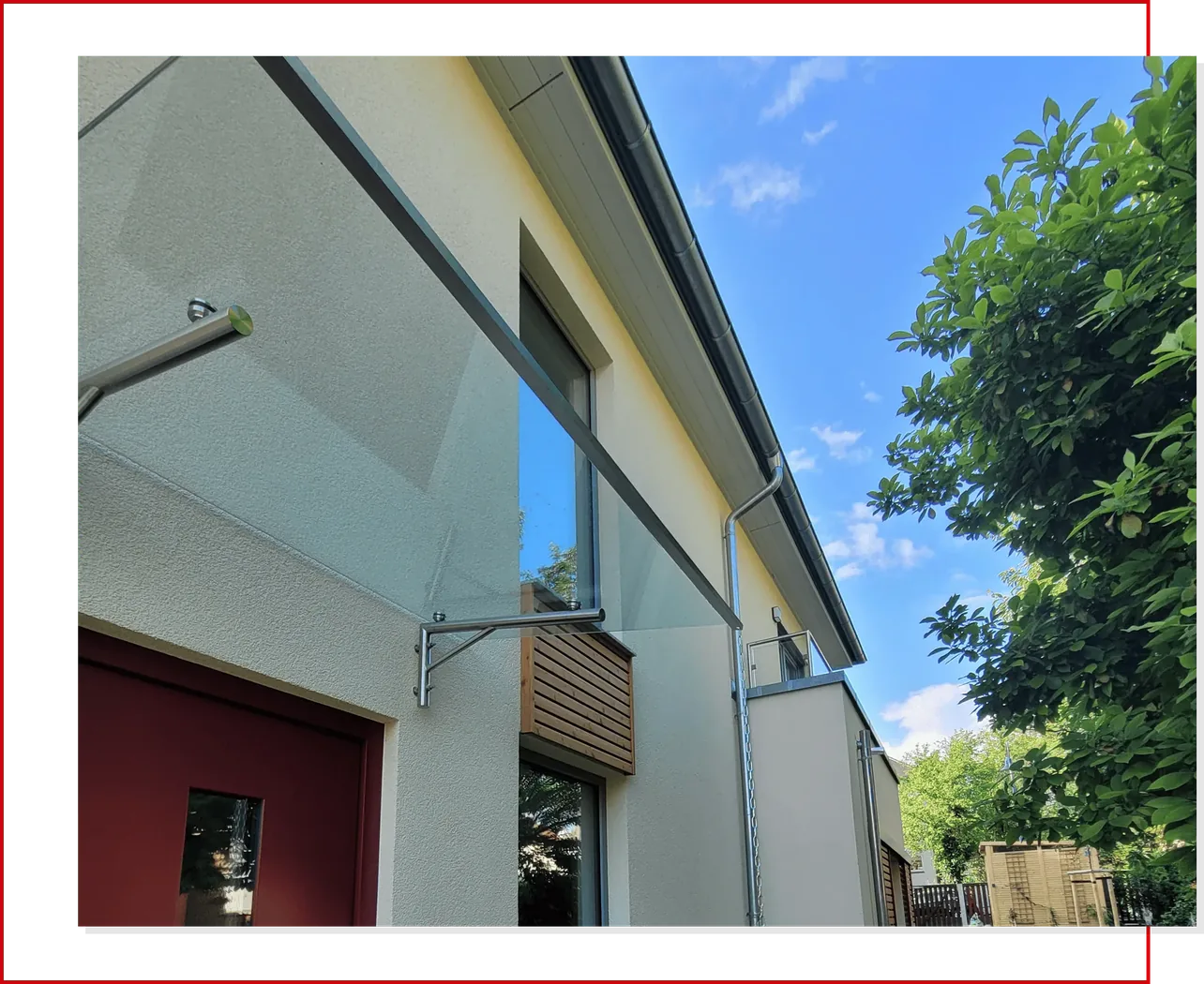 Montiertes Glasvordach an einem Wohnhaus