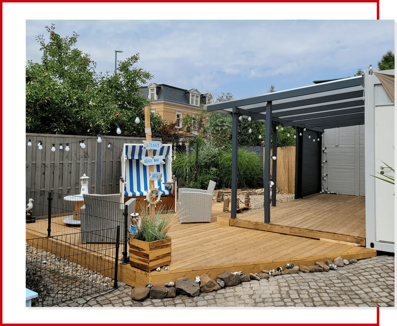 Fertiggestellte Holzterrasse mit moderner Überdachung