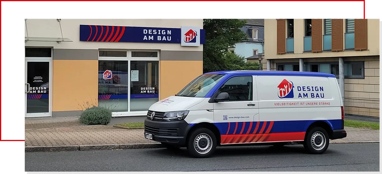Firmenfahrzeug vor dem Standort von Design am Bau