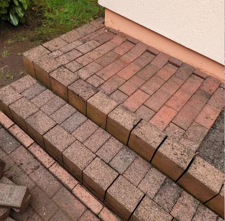 Vorher: alte Außentreppe aus roten Pflastersteinen