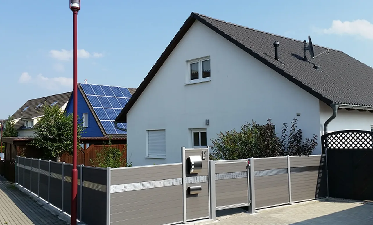 Zaunanlage mit Sichtschutzelementen