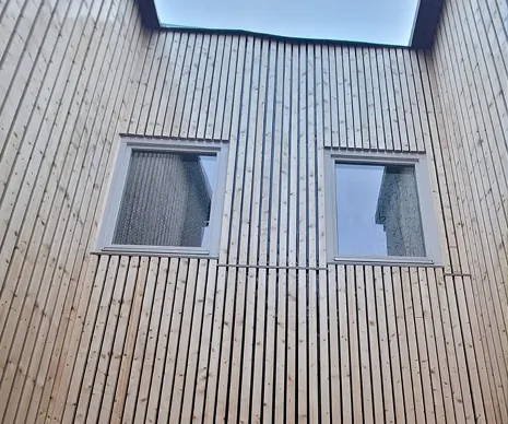 Nachher: erneuerte Holzfassade im Innenhof