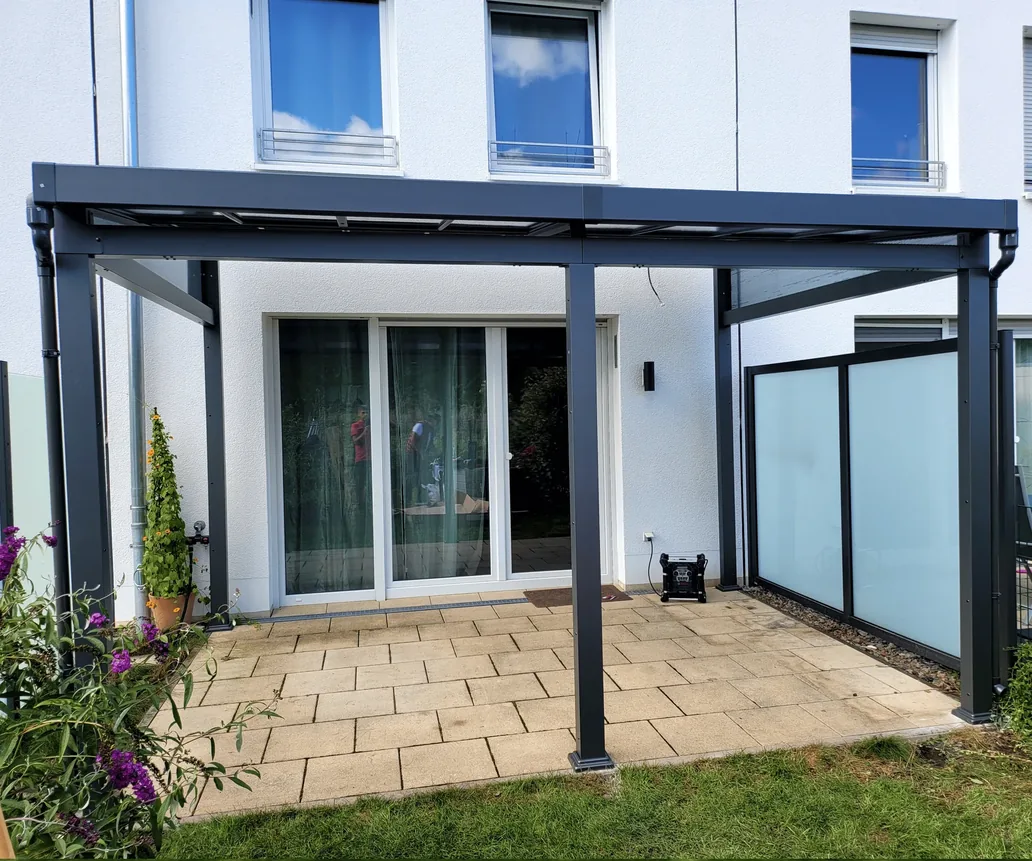 Terrasse mit moderner Überdachung und Sitzecke