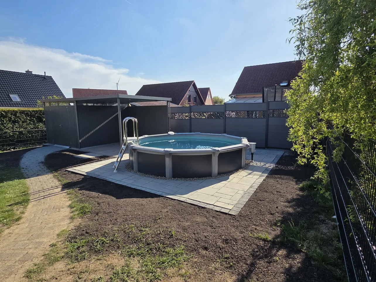 Neu gestaltete Gartenanlage mit Pool, Pflasterwegen und Sichtschutz
